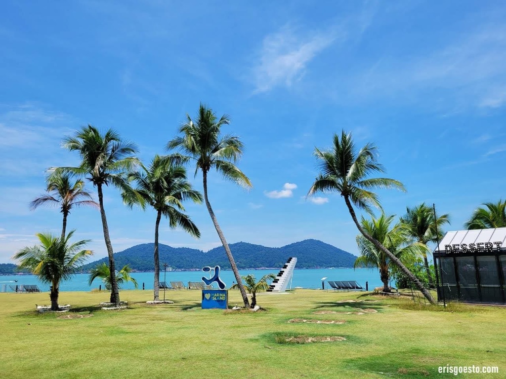 Often overlooked for more popular islands such as Langkawi, Redang, and Tioman, Pangkor holds its own with stunning nature, crystal clear waters, and a warm and laidback island vibe unspoilt by tourist crowds. 